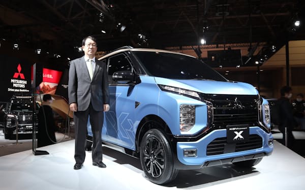 軽自動車EVのデザインを発表する三菱自動車の加藤隆雄社長(14日、千葉市)