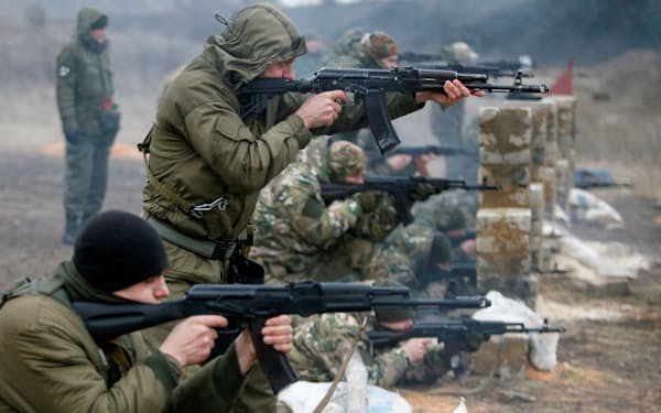 親ロシア派が支配するウクライナ東部では再び緊張が高まっている（２０２１年１２月１４日、訓練する親ロ派の武装勢力）＝ロイター