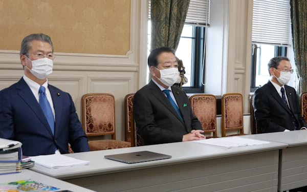 会議に出席する野田佳彦元首相（写真中央）ら