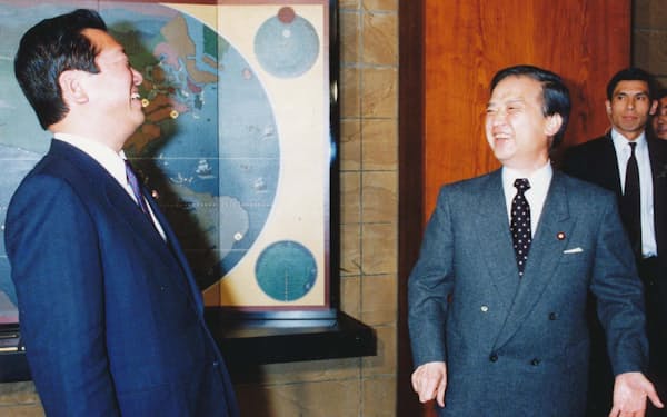 海部俊樹首相（右 ）と自民党の小沢一郎幹事長（1991年3月）