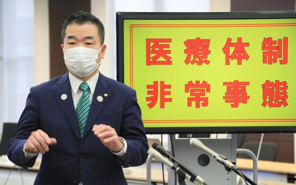 医療体制の逼迫を訴える滋賀県の三日月大造知事（14日、滋賀県庁）