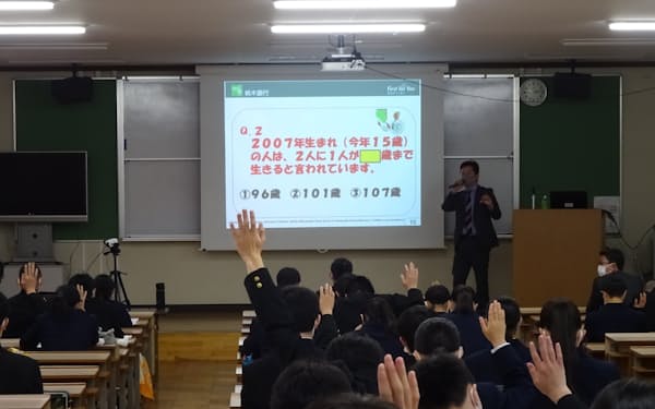 栃木銀行は講演会を通じて高校１年生に金融知識の重要さを訴えた（宇都宮市の県立宇都宮商業高校）