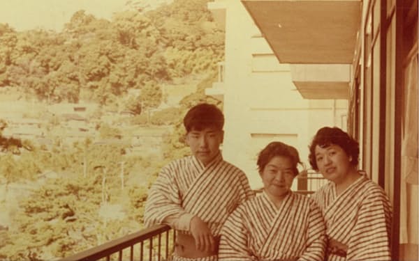 高校入学祝いの熱海旅行で母、祖母と（左端が筆者）