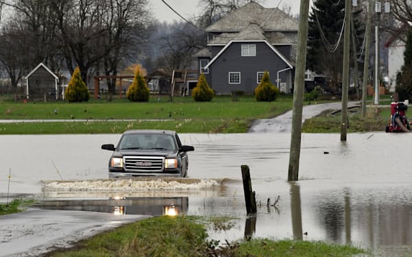 カナダ西部の水害以降の物流停滞がのしかかる（ブリティッシュコロンビア州、21年11月）＝ロイター