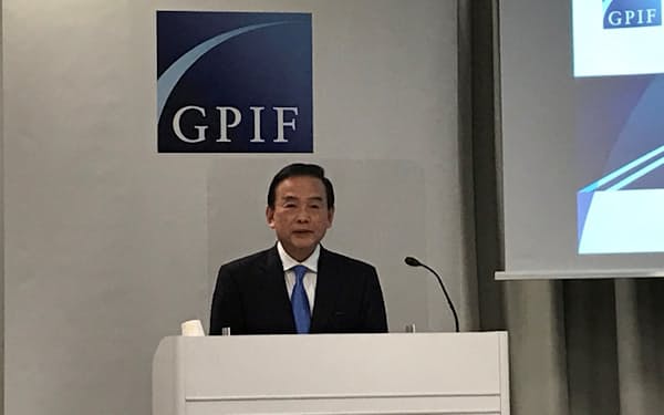 記者会見するGPIFの宮園理事長