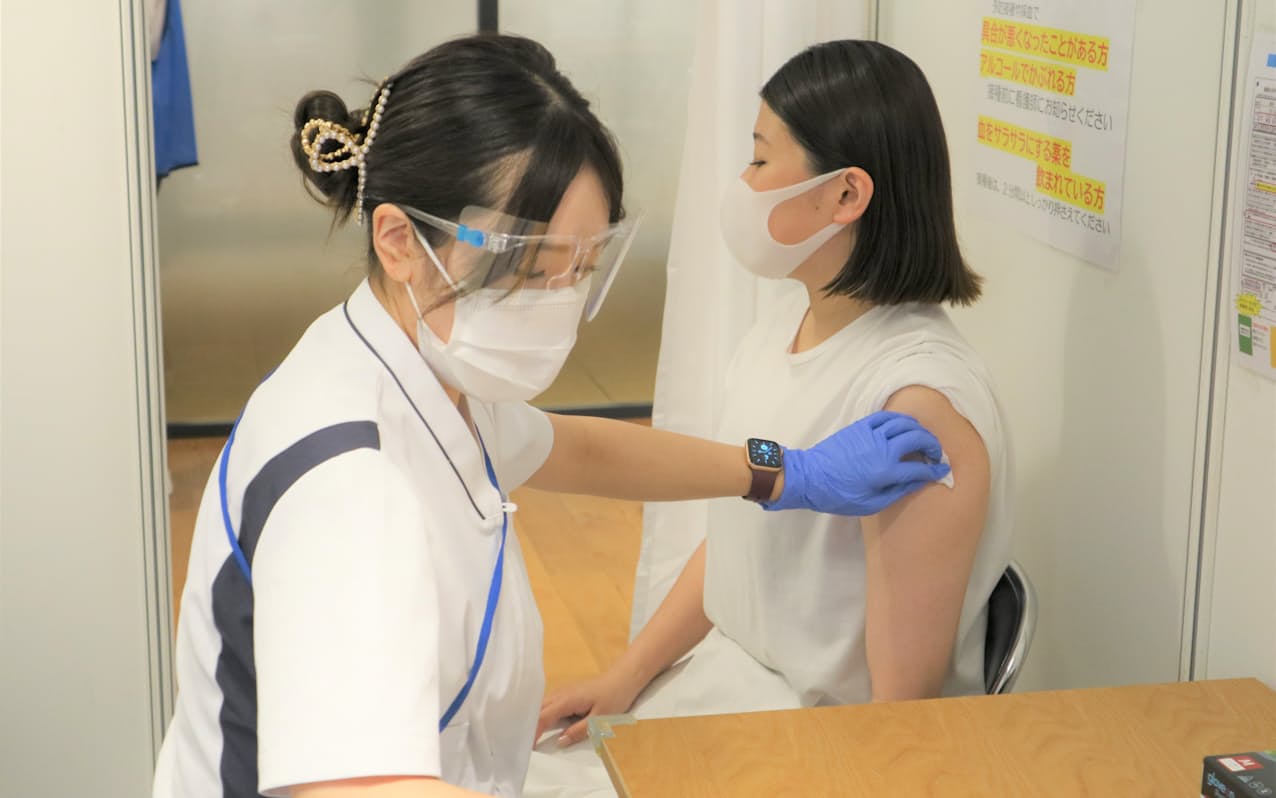 ソフトバンクグループとソフトバンクが2月下旬から、新型コロナウイルスワクチンの3回目接種のための職域接種を始める（写真は2021年夏の両社による職域接種、東京都港区）