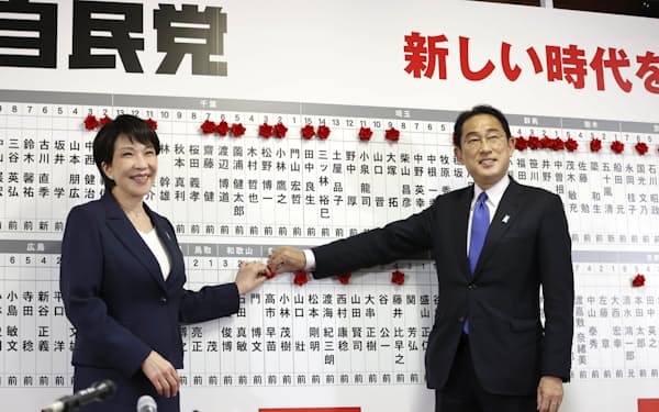 衆院選で当選のバラをつける岸田首相と高市政調会長（10月、自民党本部）