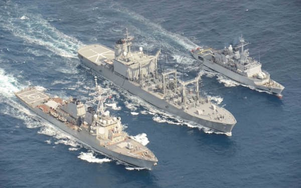 仏海軍のフリゲート艦「プレリアル」（右）が参加した日米仏の共同訓練＝海上自衛隊提供