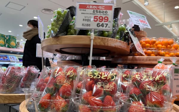 イチゴは年明け以降も価格が下がらない（１月、東京都足立区の青果店）