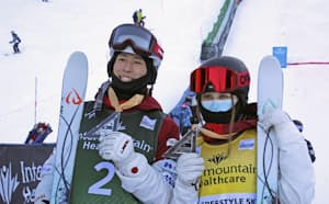 優勝して笑顔を見せる男子の堀島行真(左)と女子の川村あんり=ディアバレー・共同 優勝して笑顔を見せる男子の堀島行真(左)と女子の川村あんり=ディアバレー・共同