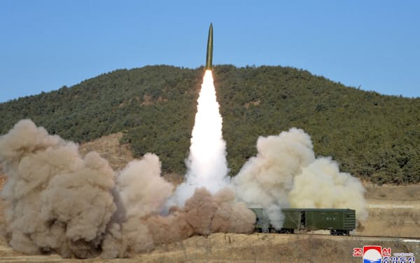 北朝鮮が14日に鉄道車両から発射した弾道ミサイル＝朝鮮中央通信・ロイター