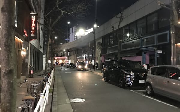 飲食街の夜の人通りはまばらだ（13日、東京都中央区の銀座コリドー通り）