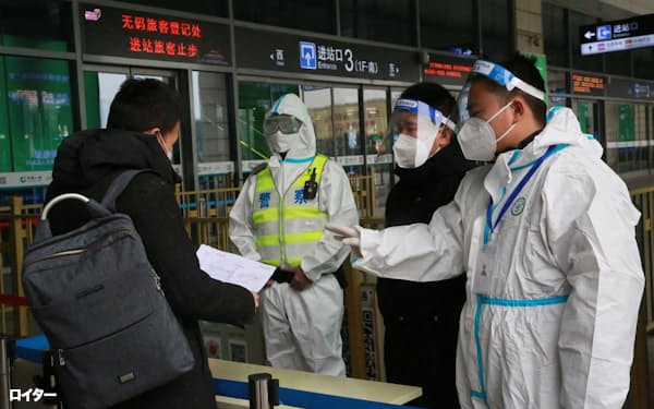 新型コロナ対応の移動制限が経済活動の足を引っ張った(21年12月、都市封鎖した陝西省西安市の駅)=ロイター