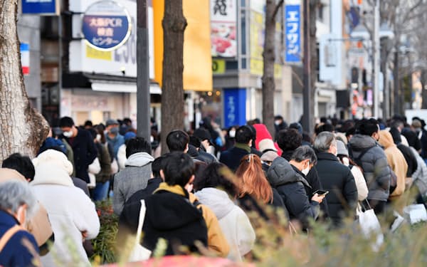 新規感染者が３千人を超えた大阪府内でPCR検  査センターに並ぶ人たち（15日、大阪市北区）