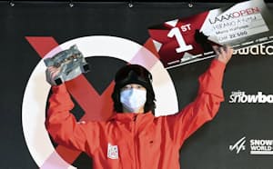 ハーフパイプ男子で優勝し、表彰式で両手を掲げる平野歩夢(15日、ラークス)=共同 ハーフパイプ男子で優勝し、表彰式で両手を掲げる平野歩夢(15日、ラークス)=共同