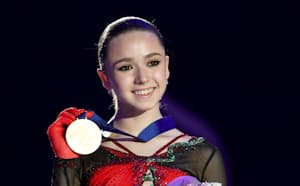 女子で優勝し、メダルを手にするカミラ・ワリエワ(15日、タリン)=タス共同 女子で優勝し、メダルを手にするカミラ・ワリエワ(15日、タリン)=タス共同