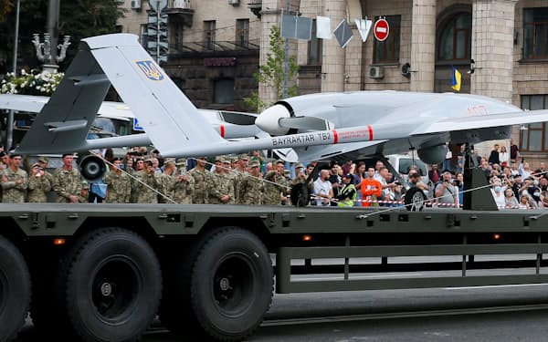 トルコが主要ドローン製造国に浮上した（21年、ウクライナで  の軍事パレード予行演習に登場したトルコ製無人機）=ロイター