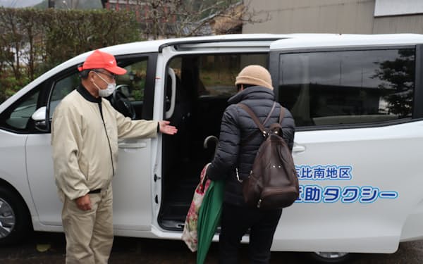 志比南地区で試走が始まった近助タクシーに乗車する利用者㊨（福井県永平寺町）