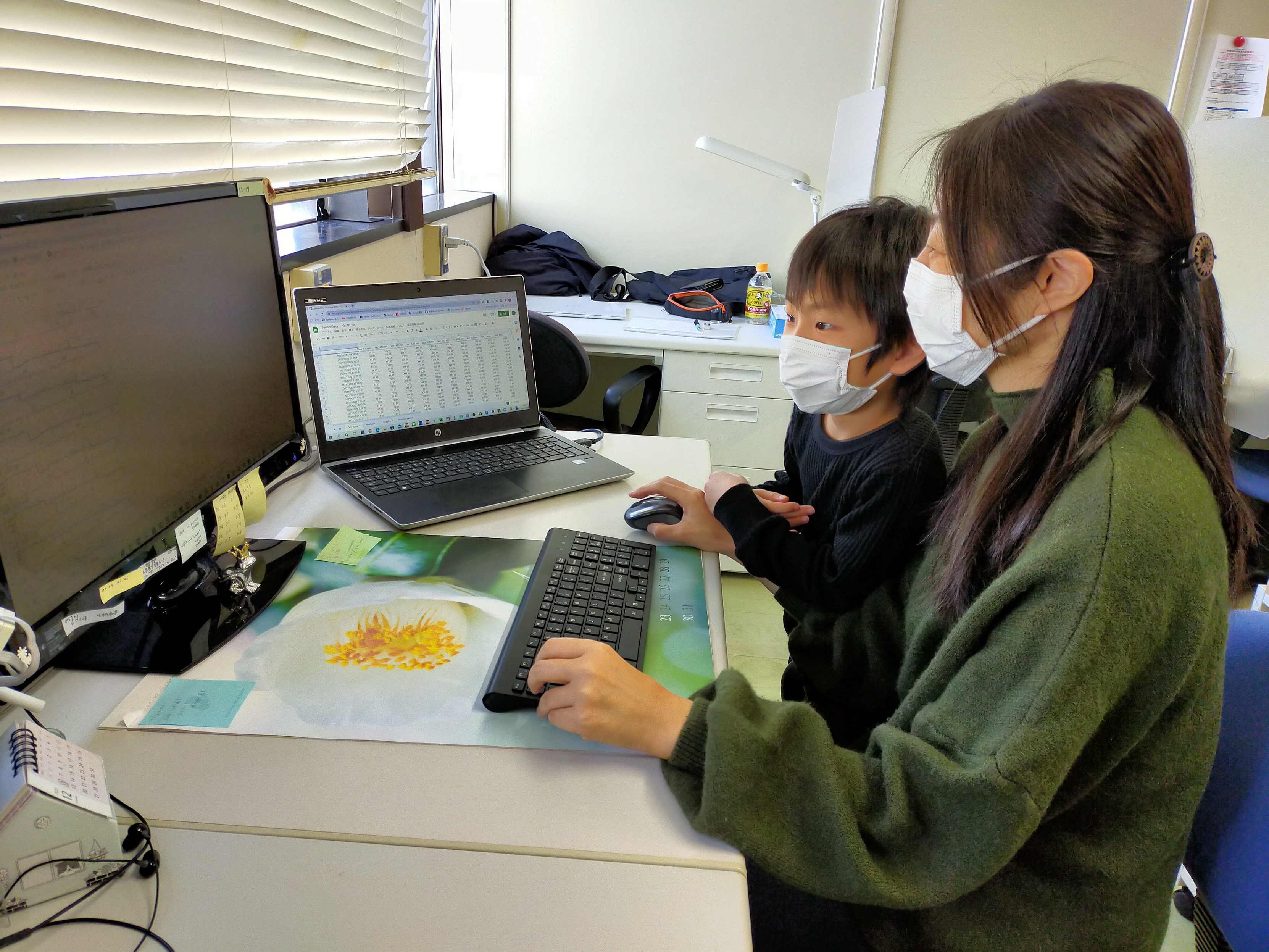 東北大学助教の上妻馨梨さん㊨。学内保育園に通う息子が研究室に立ち寄ることもある(上妻さん提供)