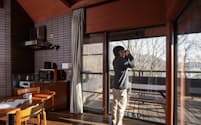 コテージキャンプなら暖かい室内からガラス越しにバードウオッチングが楽しめる（神奈川県箱根町のFun Space芦ノ湖キャンプ村レイクサイドヴィラ）=遠藤　宏撮影