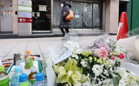 放火殺人事件があった「堂島北ビル」の前に供えられた花や飲み物（17日午前、大阪市北区）