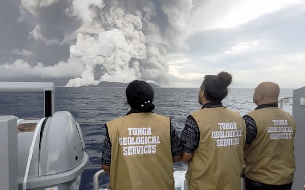 トンガ沖の海底火山噴火を観察する地質学者ら。トンガ政府地質担当局が14日、フェイスブックに投稿した（同局のフェイスブックから）=共同