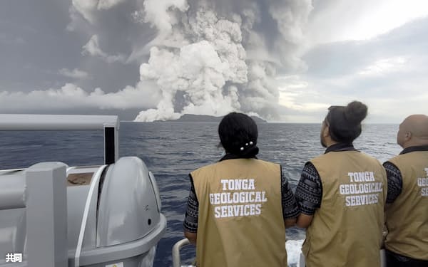トンガ沖の海底火山噴火を観察する地質学者ら。トンガ政府地質担当局が14日、フェイスブックに投稿した(同局のフェイスブックから)=共同