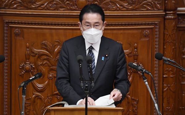 衆院本会議で施政方針演説をする岸田首相（17日）