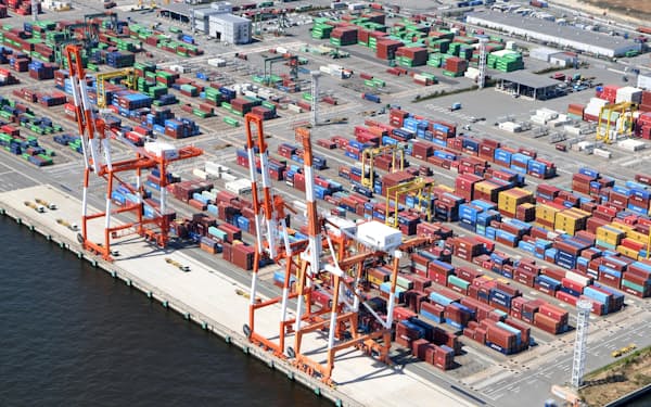 夢洲の港湾施設は取り扱う貨物量が増え、付近で渋滞が頻発しているという
