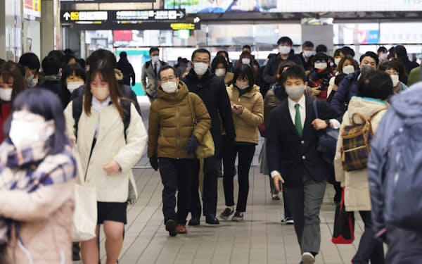 マスク姿で通勤する人たち（17日、名古 屋市）