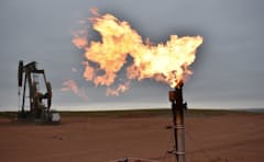 原油先物相場は1バレル85㌦を超え、7年ぶり高値をつけた（米ノースダコタ州のガス田）=AP