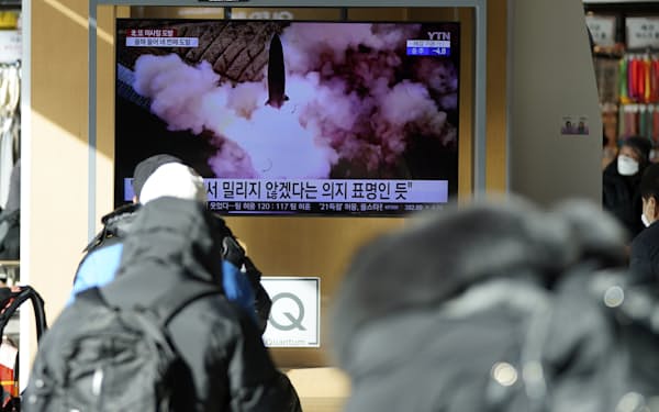 北朝鮮によるミサイル発射を報じる韓国の放送局（17日、ソウル駅）=AP