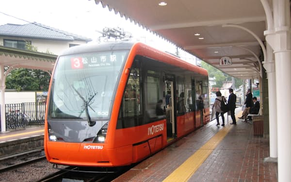 伊予鉄道は新型車両の導入を進めてきた（松山市）