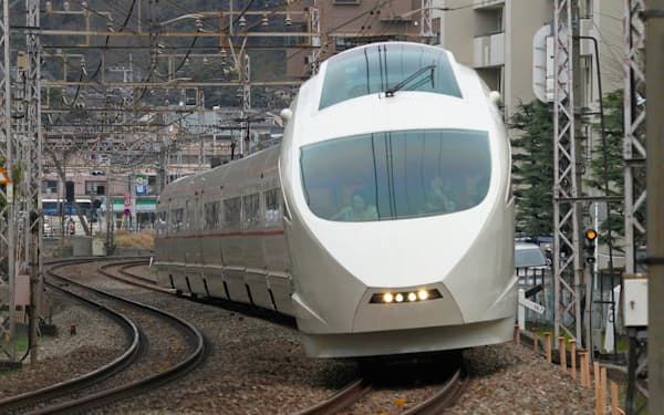 小田急電鉄の特急ロマンスカーVSE50000形は登場から約17年で引退。予想外の短命に鉄道ファンから惜しむ声が聞かれる。1つの台車が前後の車両を連結しながら支えるという特殊な構造を持つ