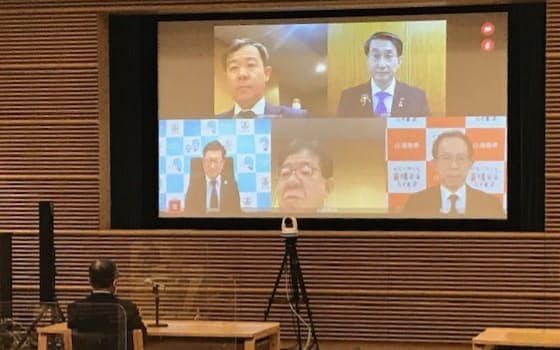 全国知事会の平井会長（上段右）と金子総務相（下段中央）はコロナ対応についてオンライン協議した（17日）