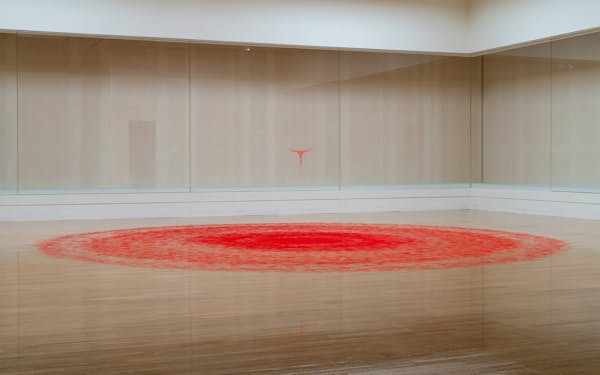 「Knotted　Thread―red―Φ1.4cm-Φ720cm」（2021）　今井智己撮影