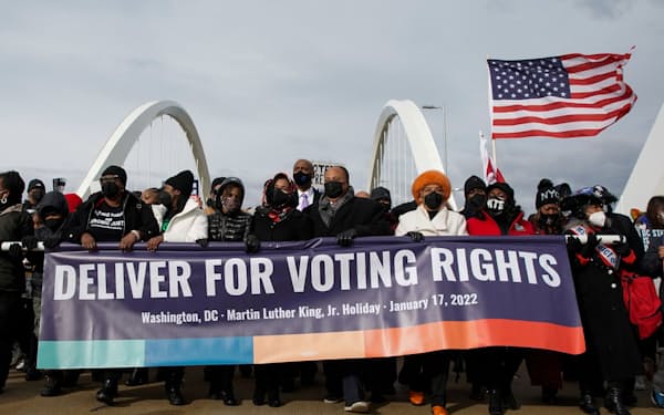 投票権擁護を求めて数百人がデモ行進した（17日、ワシントン）＝ロイター