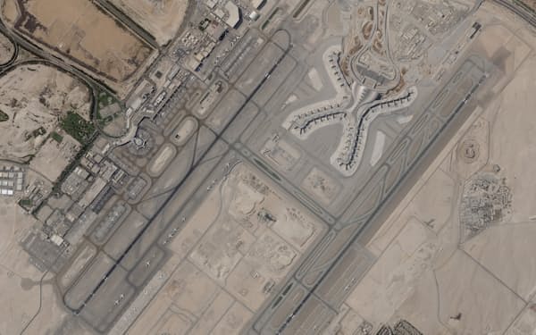 アブダビ国際空港でも小規模な火災が発生した（2021年12月の衛星写真）＝AP