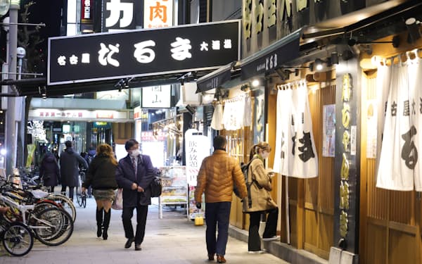 飲食店街を行き交う人たち(17日、名古屋市中区)