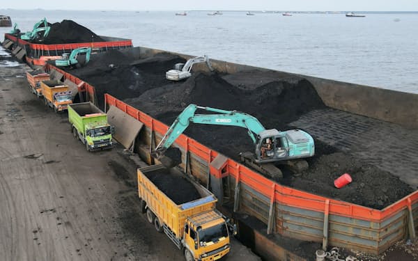 禁輸の一部解除で石炭事業者は港での積み荷作業を再開した（1月13日、ジャカルタ北部）＝ロイター