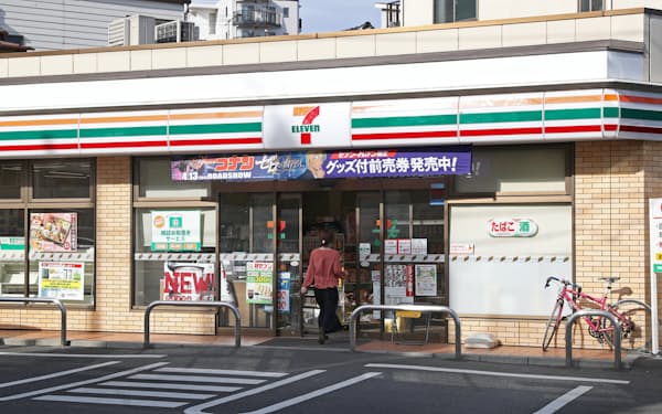 セブン&アイ・ホールディングスは2022年2月期通期の業績見通しを上方修正。海外コンビニ事業が好調な一方、国内コンビニ事業は苦戦している