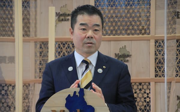 サステナビリティ・リンク・ボンドの発行を発表する滋賀県の三日月大造知事（１８日、滋賀県庁）