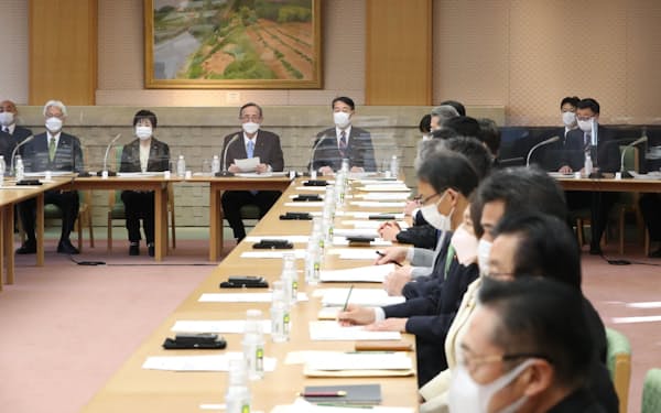 衆参両院の正副議長が出席する中、皇族確保策などを巡り協議に臨む各党の代表者。右奥は政府報告書の説明に訪れた松野官房長官(18日、東京・永田町の衆院議長公邸)