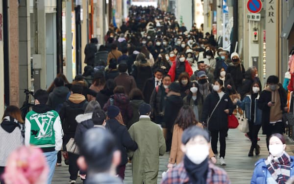 繁華街をマスク姿で歩く人たち（18日午後、大阪市中央区）