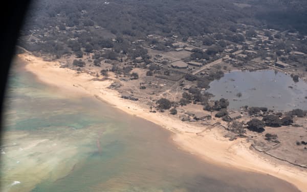 上空から撮影したトンガの離島（17日、ニ ュージーランド軍提供）＝ロイター