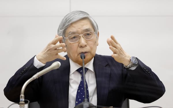 黒田総裁はインフレ率２％がいかに遠いかを重ねて力説した＝18日午後、日銀本店