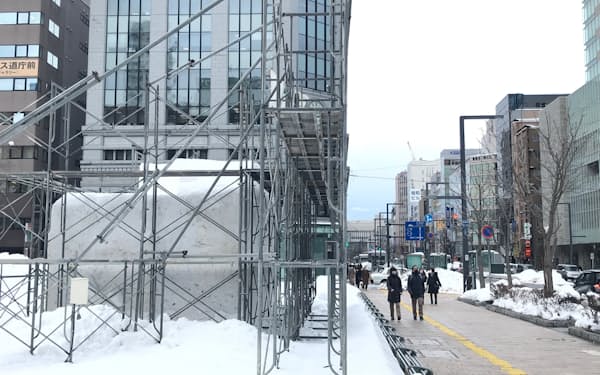 大通公園での雪像制作も中止する（18日、札幌市内）