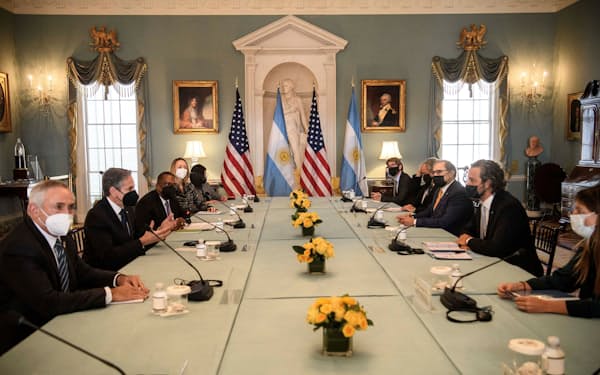 18日、ワシントンで会談するアルゼンチンのカフィエロ外相とブリンケン米国務長官＝ロイター