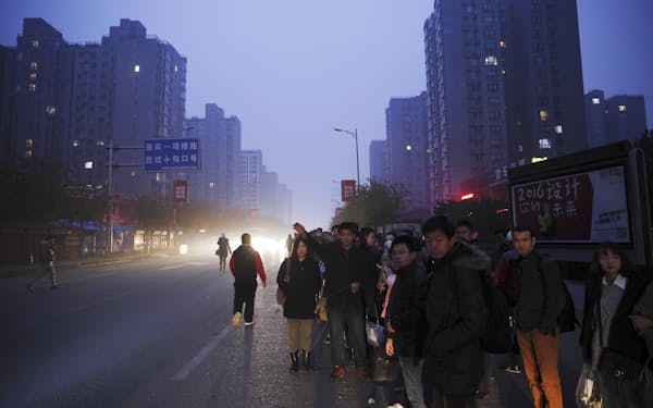 2015年、北京のベッドタウンとして住宅ブームが巻き起こった頃の燕郊。移住者が急増し、早朝から北京行きのバスを待つ長蛇の列ができた＝ロイター