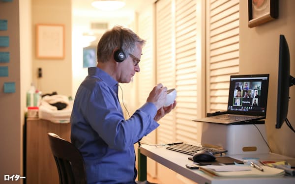 Doug Hassebroek eats breakfast while on a video conference call working from home during the outbreak of the coronavirus disease (COVID-19) in Brooklyn, New York City, New York, U.S., April 24, 2020. REUTERS/Caitlin Ochs - RC2BBG9WBGVV